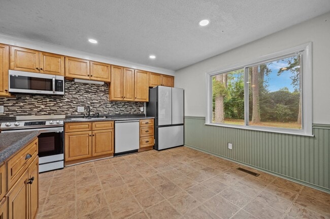 Building Photo - 3 Bedroom 2 Freshly Remodeled Bathrooms