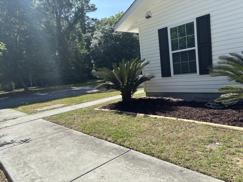 Private end lot - 24 Laurel Leaf Ln