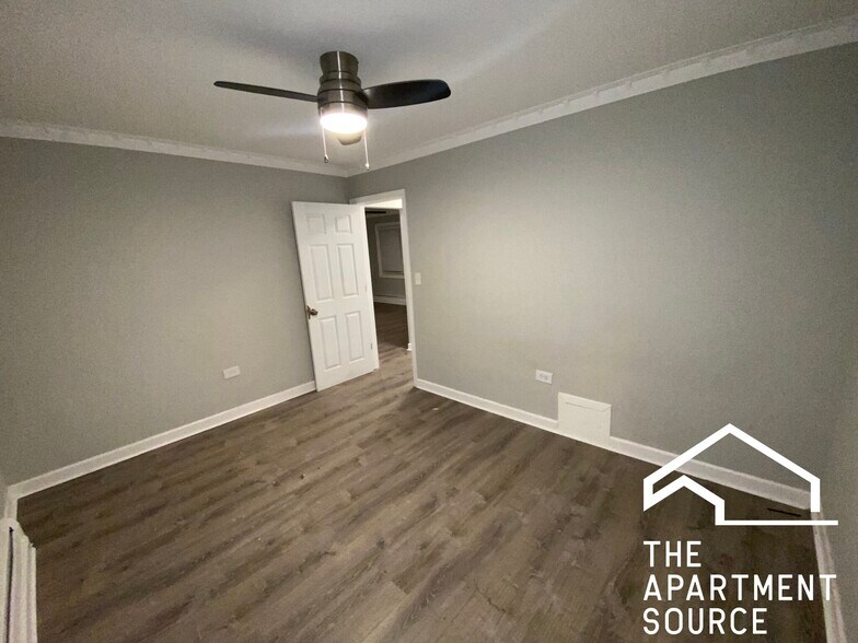 Building Photo - 1321 W Sherwin Ave