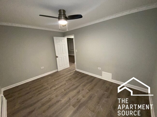 Building Photo - 1321 W Sherwin Ave