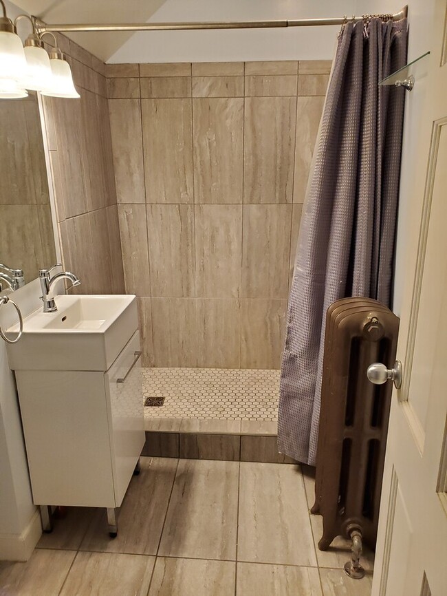 Building Photo - 4BR 2BA HOME IN UPTOWN AVAILABLE 10/4!