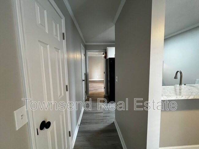 Building Photo - 5874 Century Oaks Dr