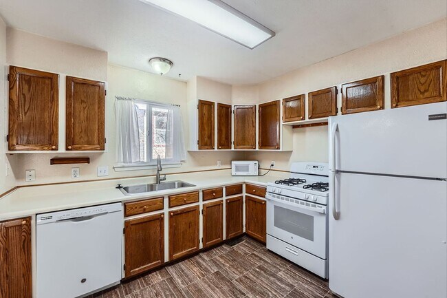 Building Photo - Spacious 2-Bed Townhome with Private Yard & 2-Car Garage in Aurora