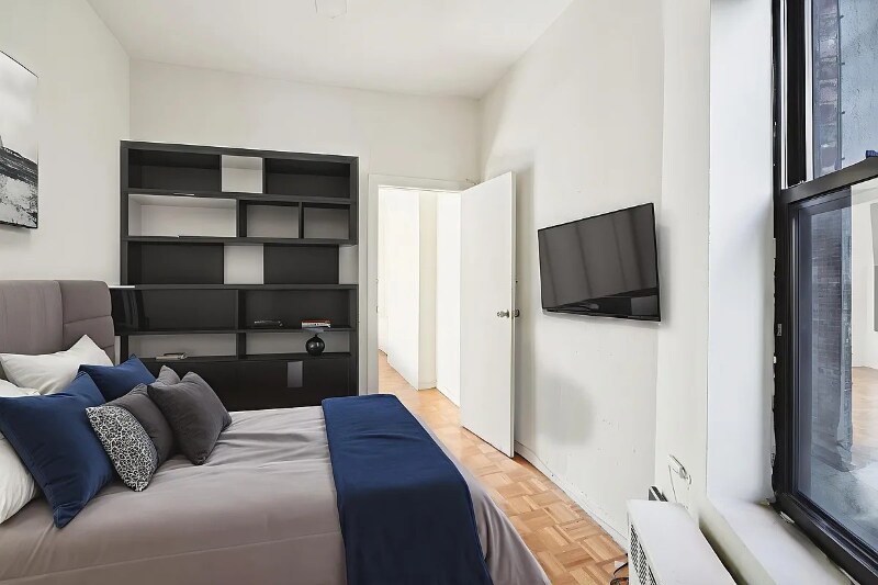 Building Photo - 323A E 89th St