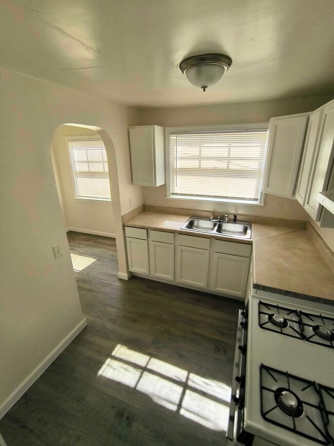 Building Photo - Cute Home in Oildale with Move In Special!
