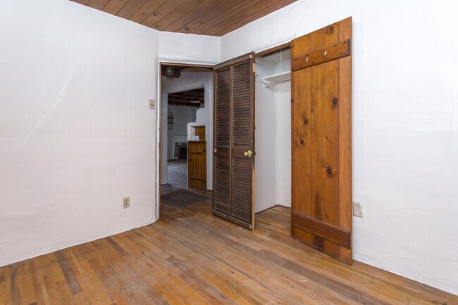 Building Photo - NE 2 Bedroom 1 1/2 Bath