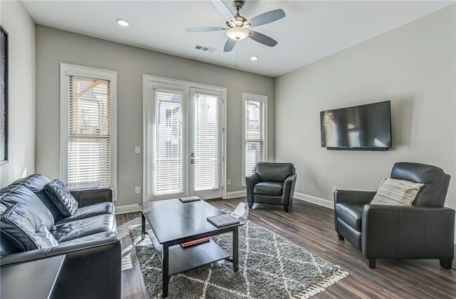 Building Photo - 4321 Parkside Pl