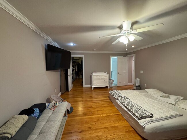 Building Photo - Waltham 3 bed 2.5 Bath