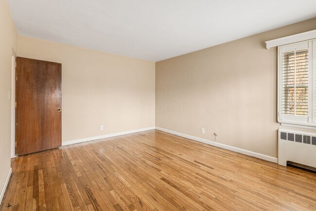 Building Photo - Bright & Inviting 2-Bedroom Home with Fenced-In Yard, Garage & Lawn Care Included