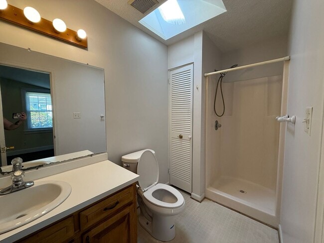 Building Photo - Charming 3 bedroom home in the Downtown area