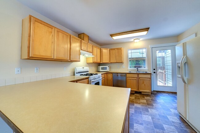 Building Photo - Spacious home in NE Bend!  4 bedrooms!
