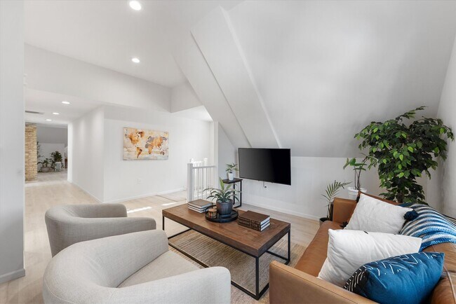 Building Photo - 2509-2511 N Cramer St