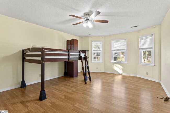 Building Photo - 405 Creek Dr