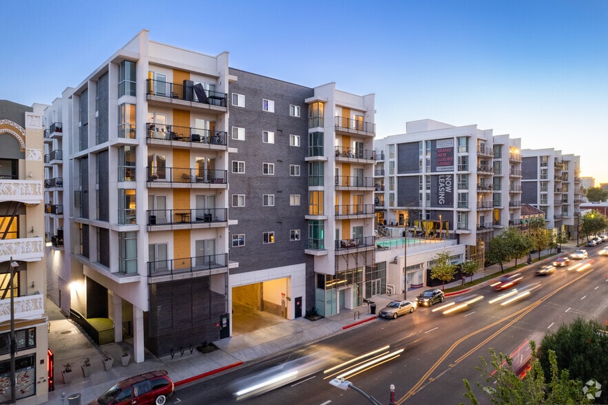Primary Photo - 5550 Hollywood
