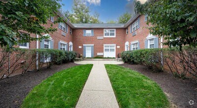 Building Photo - Spacious 1 + 1 Condo in quiet walk up Bldg.
