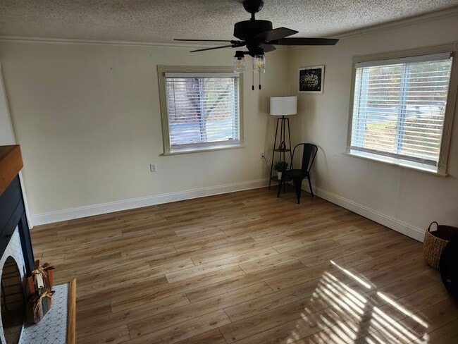 Building Photo - Large 4 BR, 2 Bath Country Home and Workshop