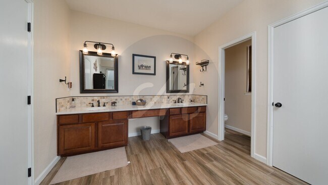 Building Photo - Country Living on 13.5 Acres