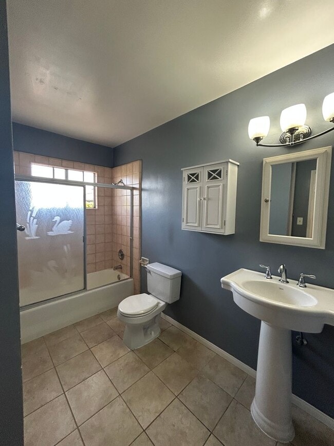 Building Photo - Charming upstairs one bedroom North Park