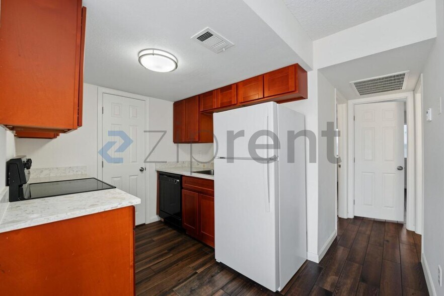 Building Photo - Unit 500