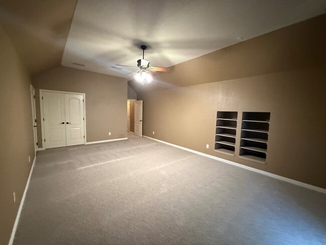 Building Photo - 2207 Canterbury Dr