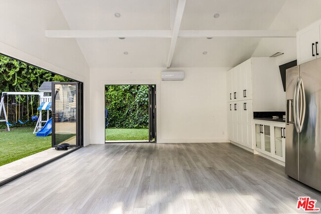 Building Photo - 4051 Beverly Glen Blvd