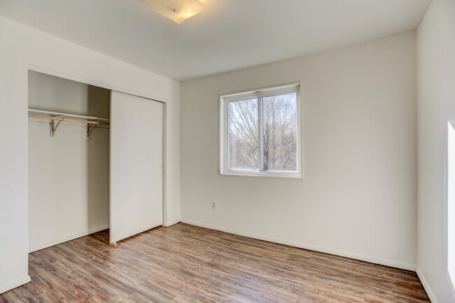 Building Photo - UPDATED 2 BEDROOM CONDO- Available August ...