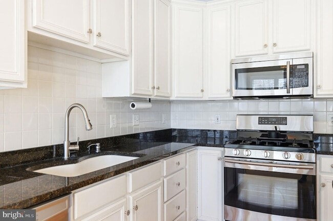 Building Photo - 21369 Sawyer Square