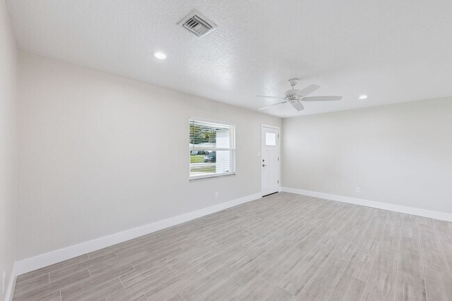 Building Photo - Fully Remodeled Winter Park Home