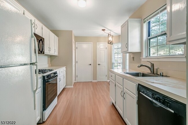 Building Photo - 184 Aster Ct