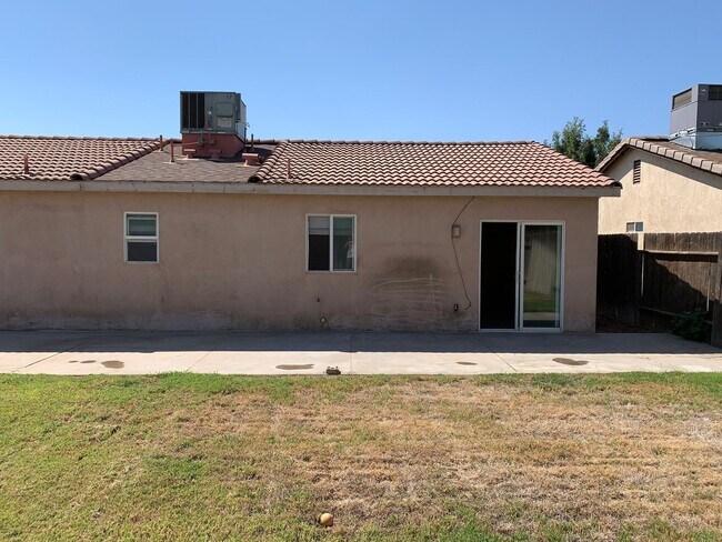Building Photo - 5404 El Palacio Dr