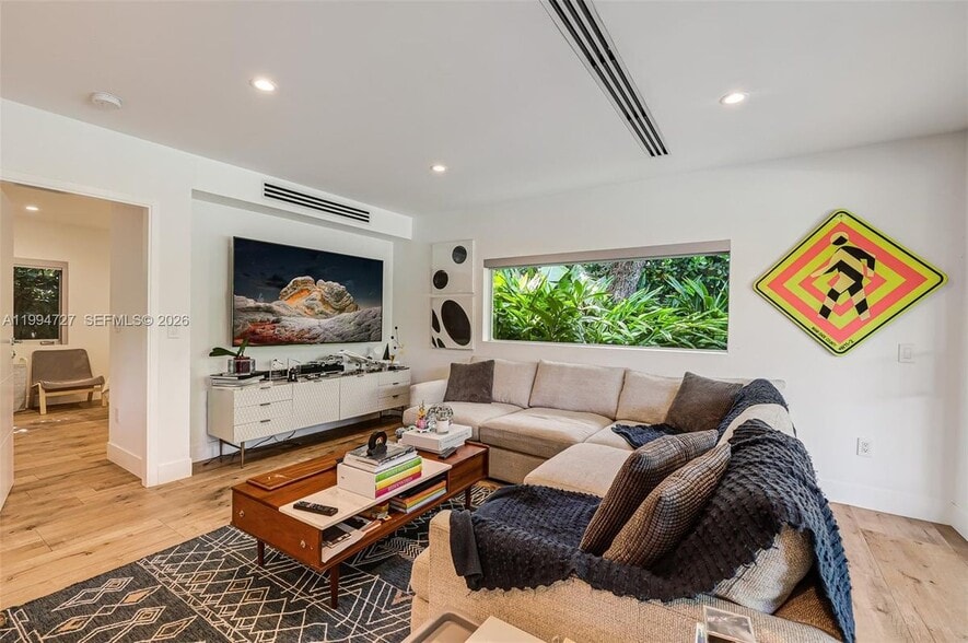 Building Photo - 79 Shore Dr E