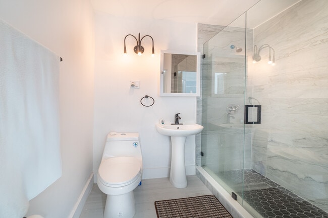 Bathroom - 1101 NE 5th St