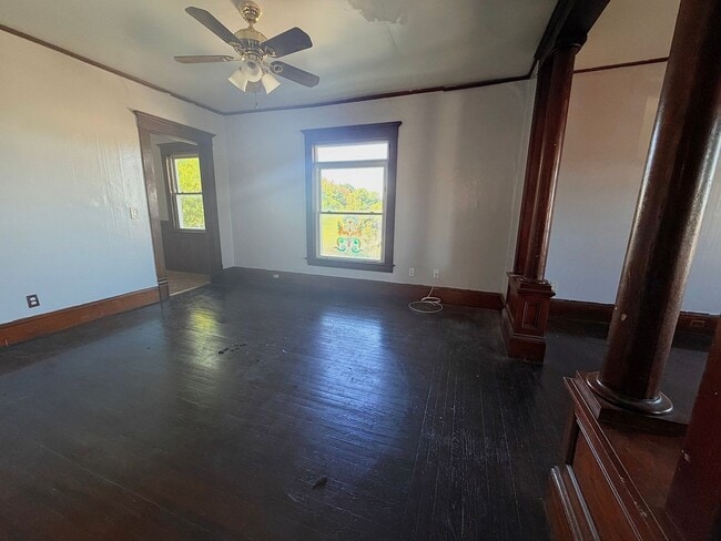 Building Photo - 1123 W Belden Ave