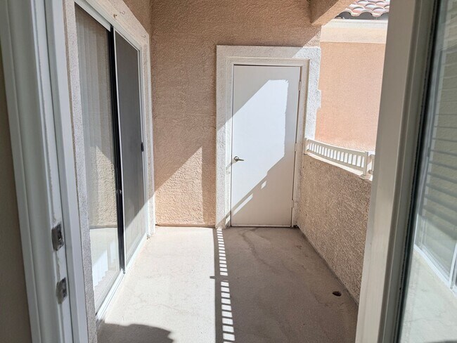 Building Photo - Spacious 2 bedroom 2 bath condo