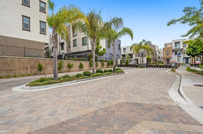 Building Photo - 2124 Solara Ln