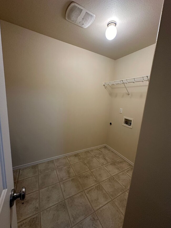 Building Photo - MOVE IN SPECIAL! Spacious 2 Bedroom, 2.5 b...