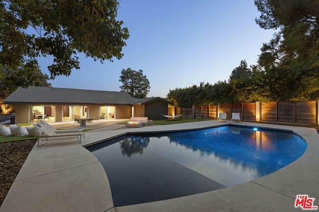 Building Photo - 9289 Swallow Dr