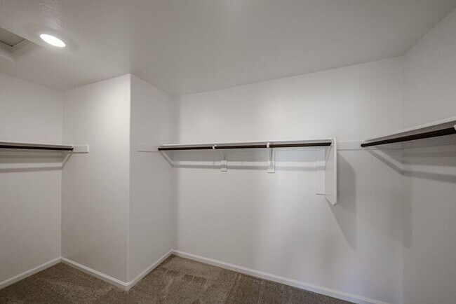 Building Photo - ONE MONTH RENT FREE!! NEW 5 BEDROOM 3 BATHROOM HOME AVILABLE FOR RENT!