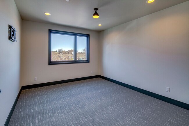 Building Photo - Modern Downtown Redmond 2 Bed/1 Bath Apart...