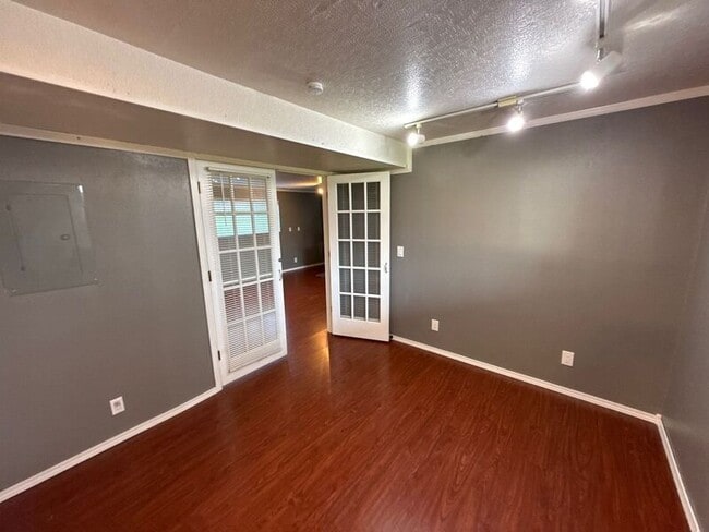 Building Photo - 869 Meadowlawn Dr SE