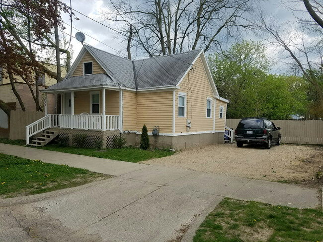 Building Photo - Grand Rapids N.W. Downtown 2 Bdrm Bungalow