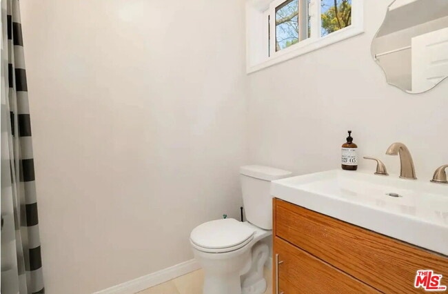 Building Photo - 2373 Tuna Canyon Rd