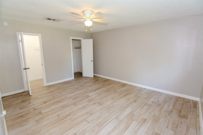 Building Photo - 1027 Montour Dr