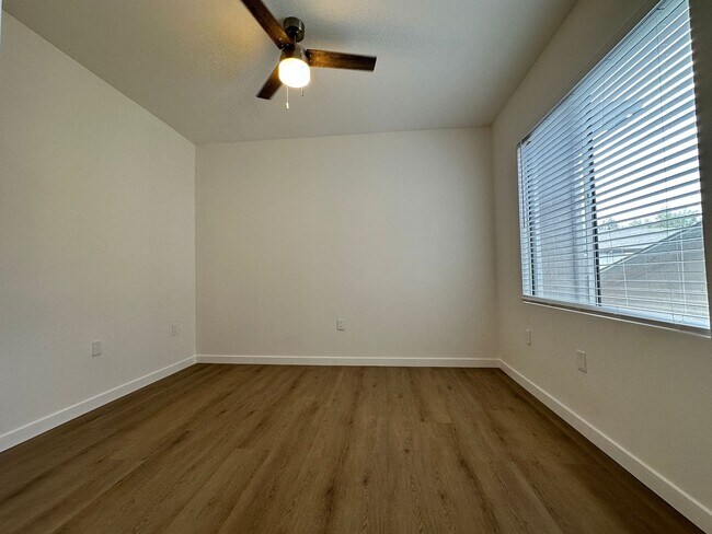 Building Photo - Townhouse at the Bordeaux Gated Community 3bed 2.5 bath