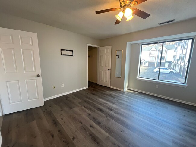 Building Photo - 2 Bed/ 1 Bath- Renovated Duplex Apt W/ Gar...