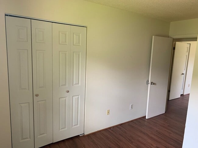 Building Photo - Quaint home located in City Limits