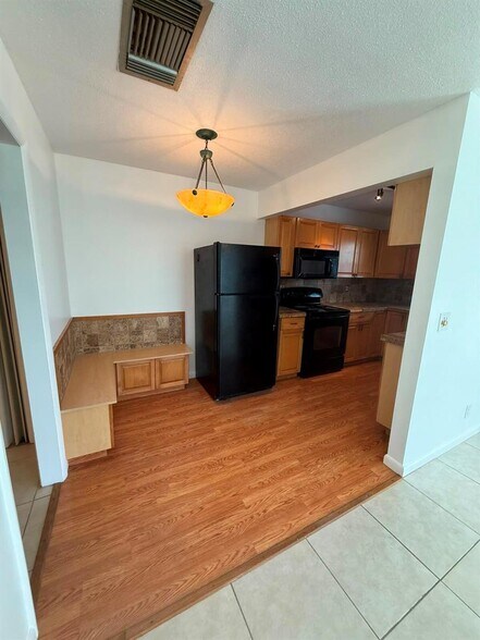 Building Photo - 4951 Wedgewood Way