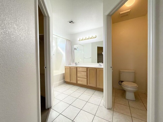 Building Photo - Comfortable  two story single house