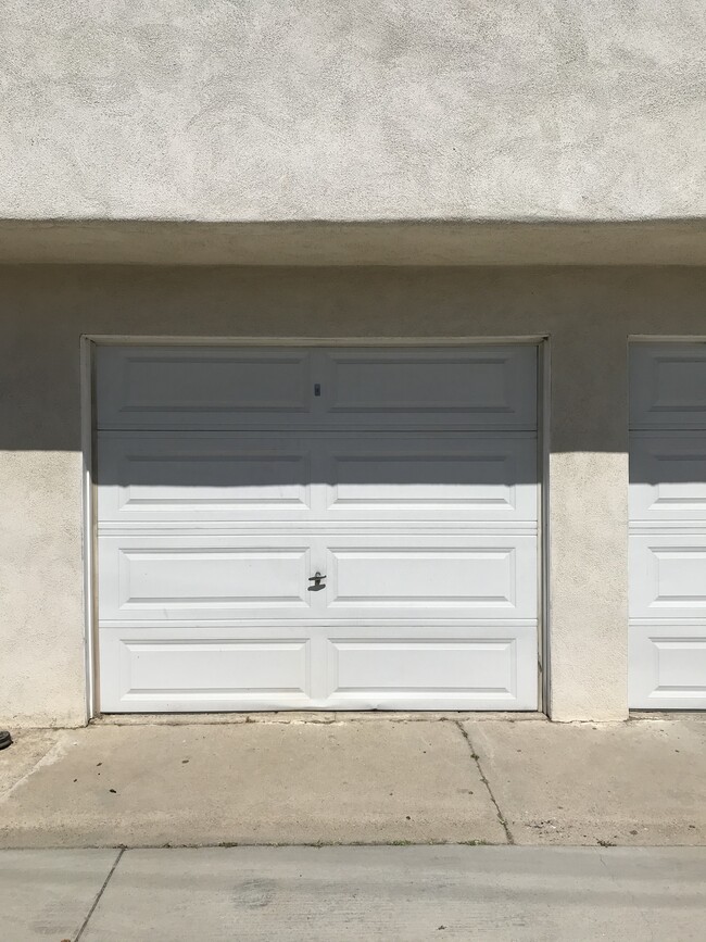 Private one card garage with remote - 931 S Oak St