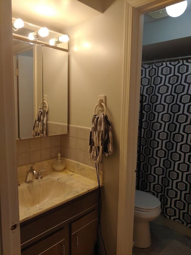 Building Photo - 2 Bedroom Condo for Rent near Cumberland Blue Line!